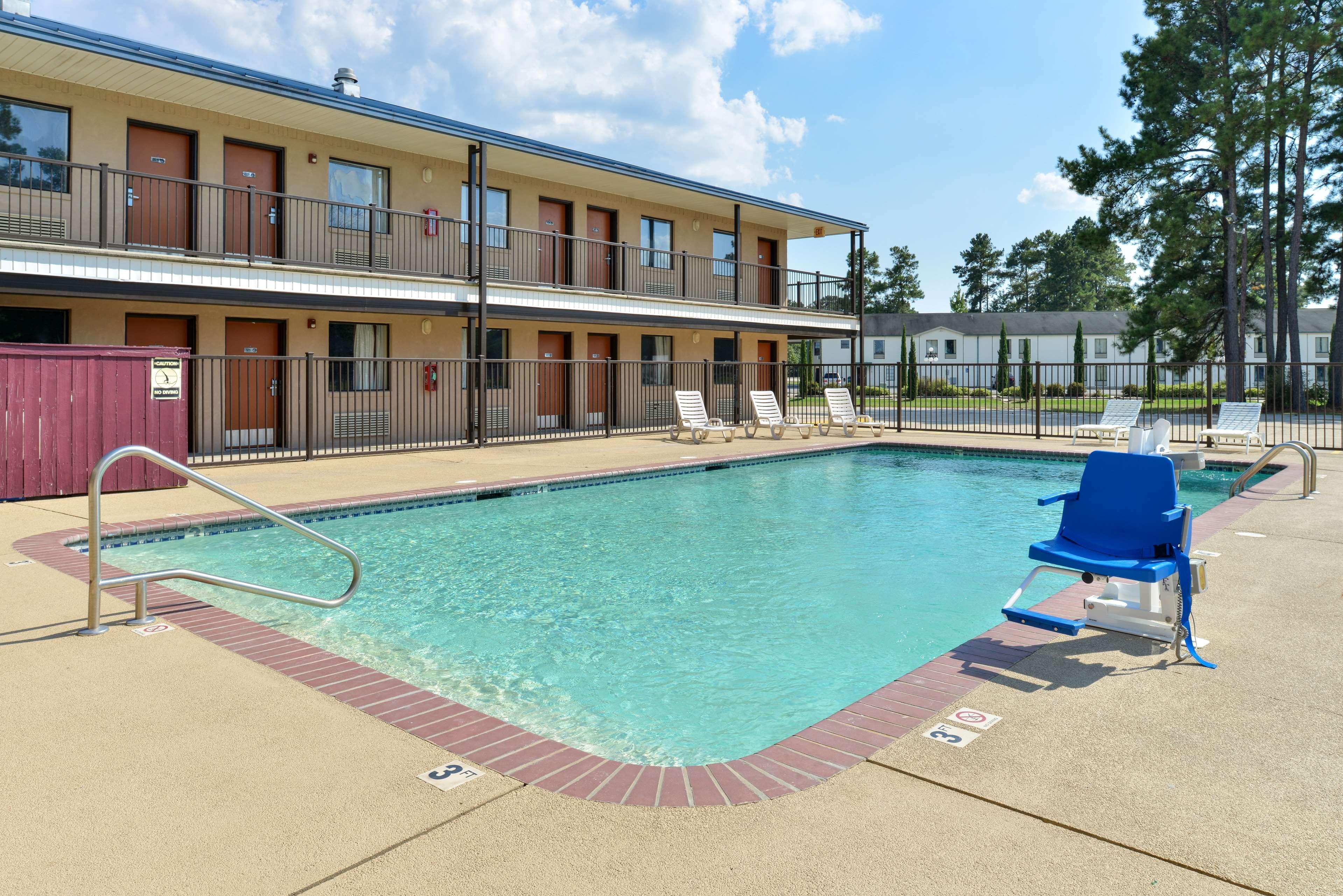 Vila Gale Cabo Кабу-ді-Санту-Агостінью Екстер'єр фото The swimming pool at the Econo Lodge in Gulfport, Mississippi