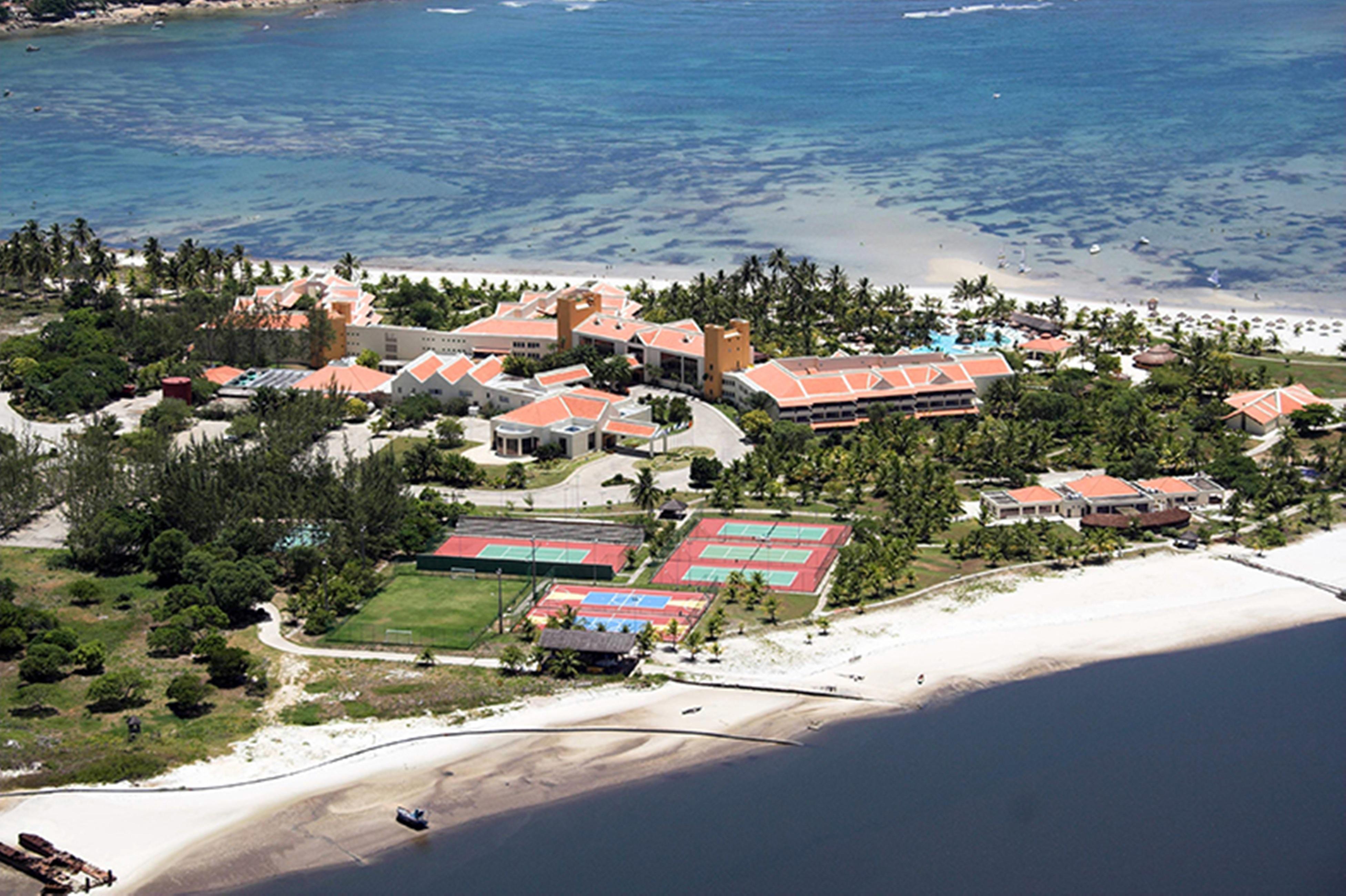 Vila Gale Cabo Кабу-ді-Санту-Агостінью Екстер'єр фото Aerial view of the resort