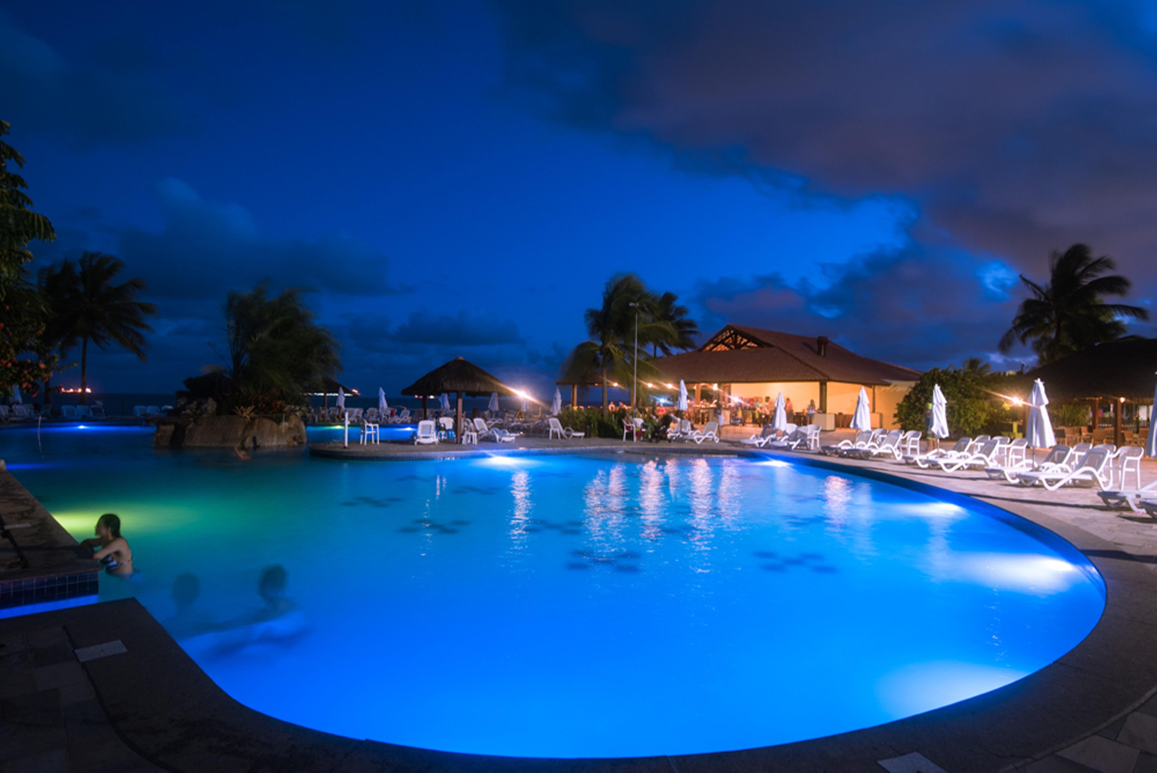 Vila Gale Cabo Кабу-ді-Санту-Агостінью Екстер'єр фото The swimming pool at night